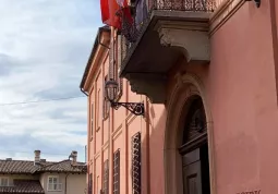 Bandiera d'Italia a mezz'asta dal palazzo municipale per la Giornata nazionale in onore delle vittime dell'epidemia di Covid-19